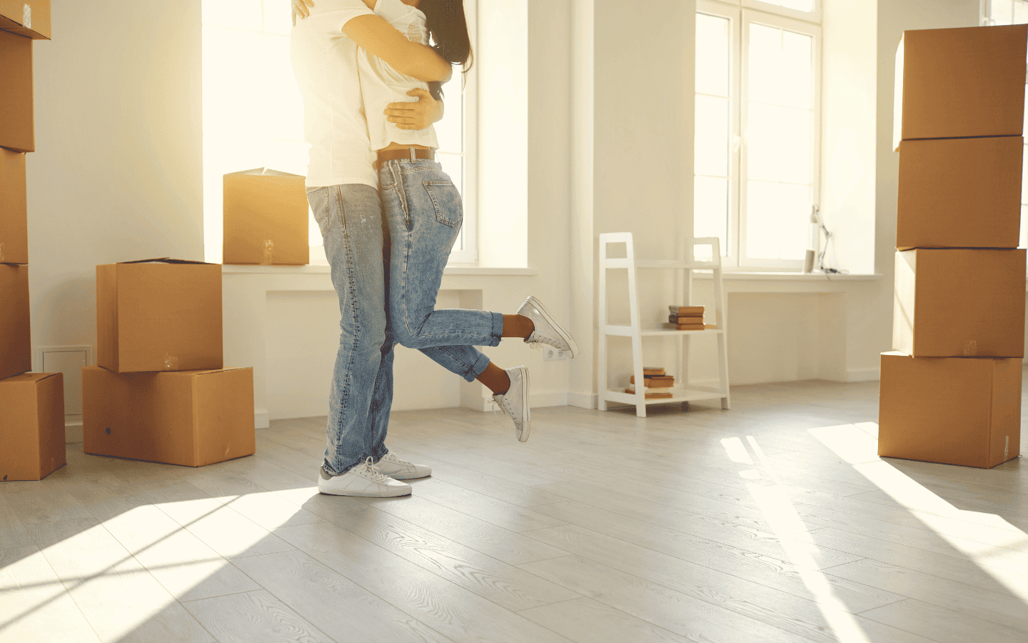 Pareja feliz abrazados en su nuevo hogar